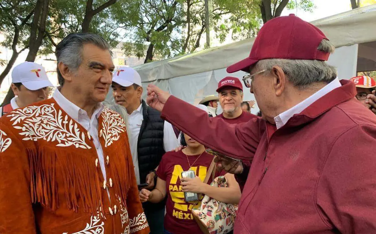 Gobernador de Tamaulipas acude a marcha para respaldar a AMLO 